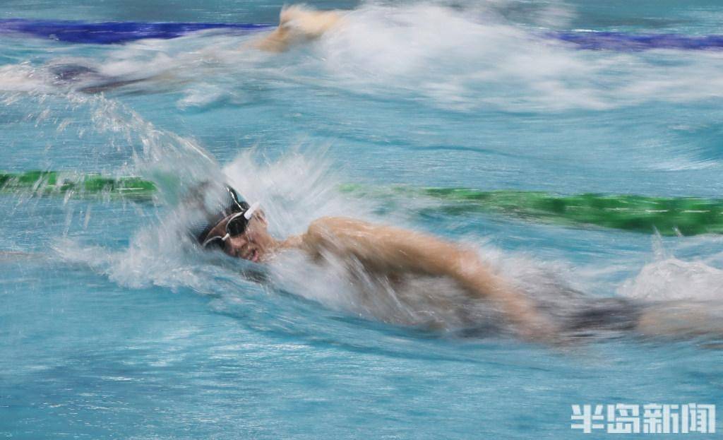 关于荷兰代表团在游泳比赛中奋力拼搏的信息